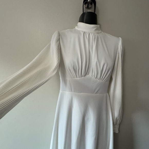 Chic Ivory Wedding Gown with Long Sleeves - Picture 3 of 12